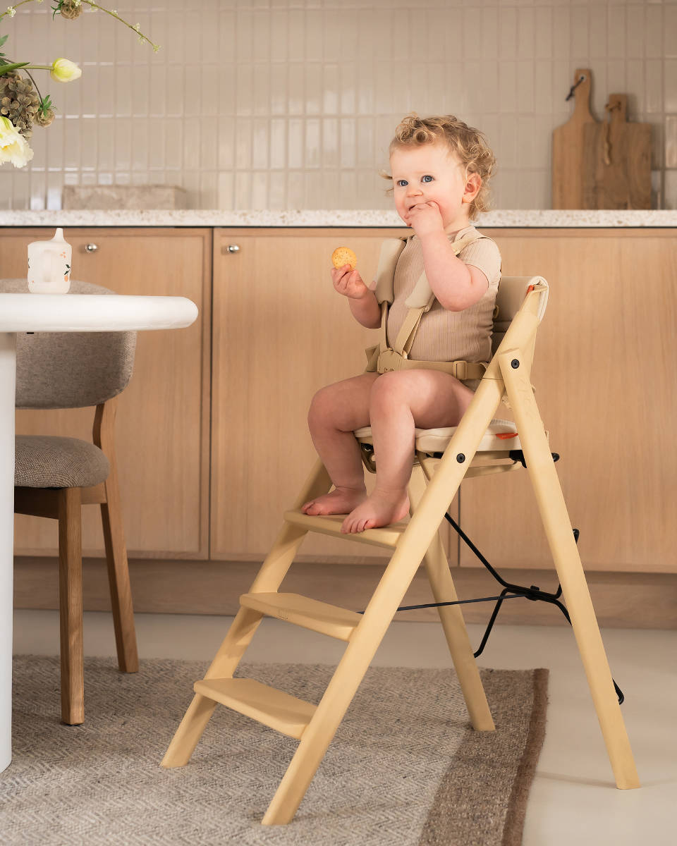 Babystuhl in Naturholz - Perspektive von rechts