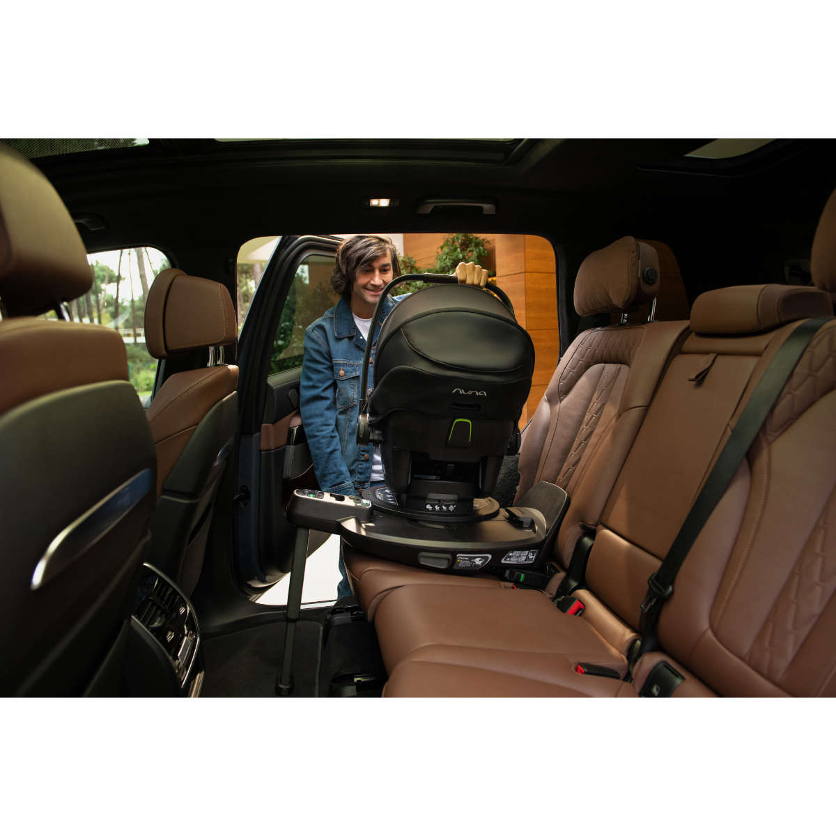 Nuna PIPA Next i-Size Babyschale in Schwarz - schräge Ansicht im Auto