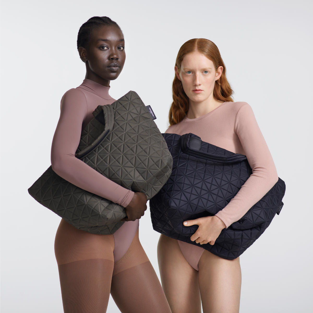 VeeCollective Vee Tote Bag Medium Midnight Blue getragen