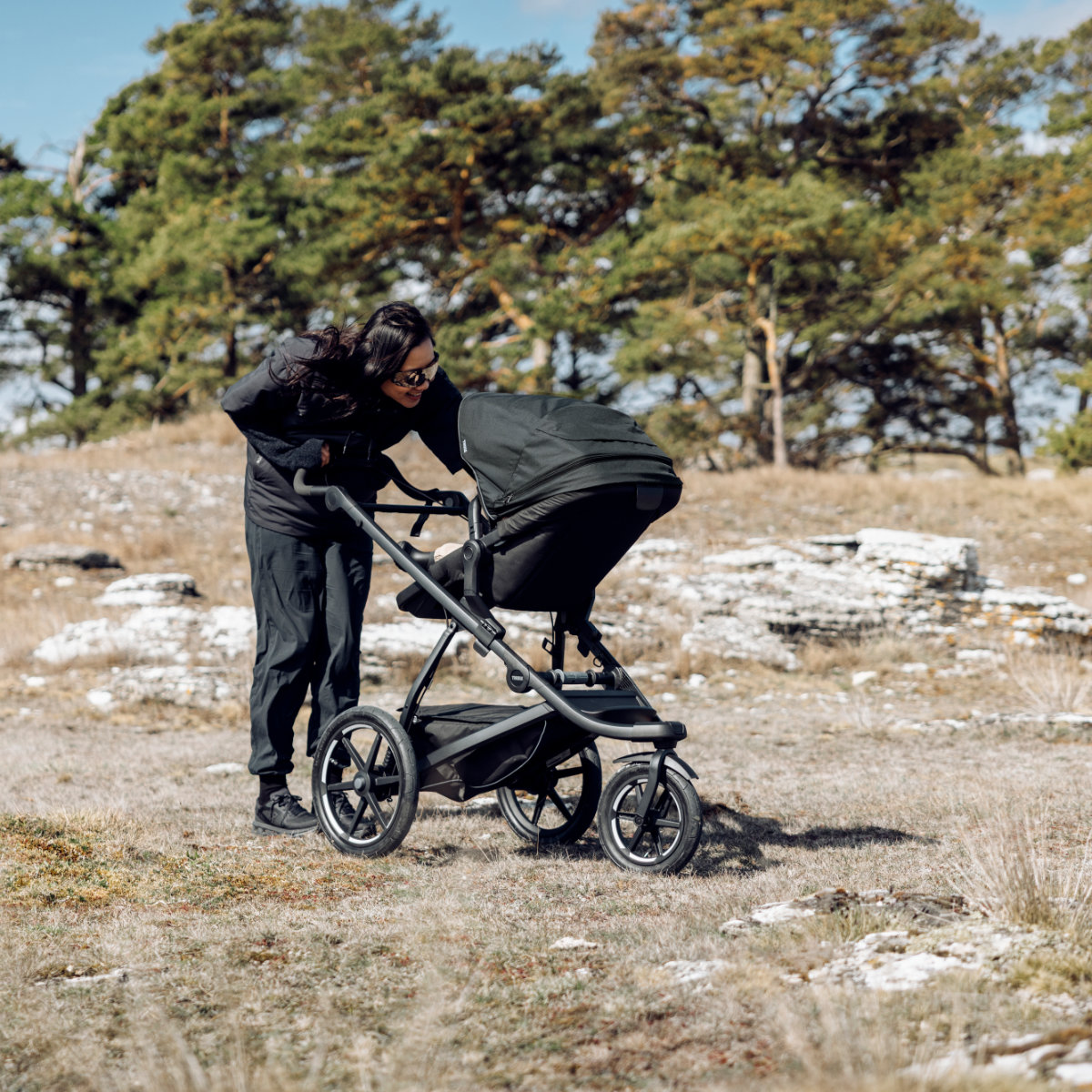 Thule Urban Glide Wendbarer Sitz in Schwarz - schräge Ansicht