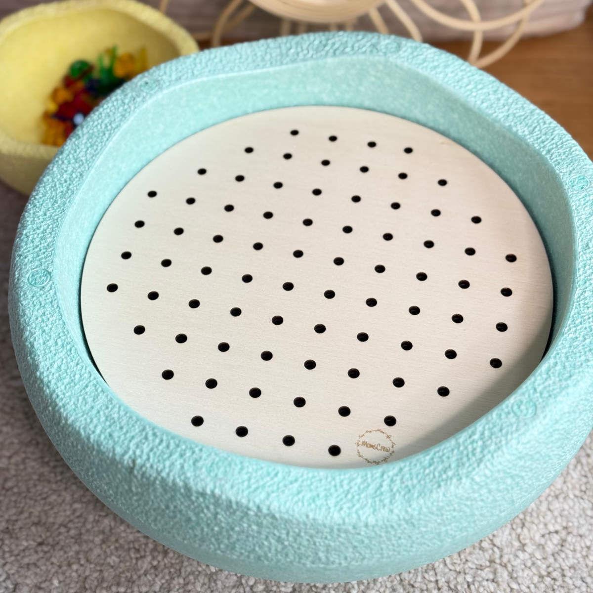 Momscrew Set Aktivitätsplatte Löcher + 80 Mosaik- & 50 Gummiringestecker