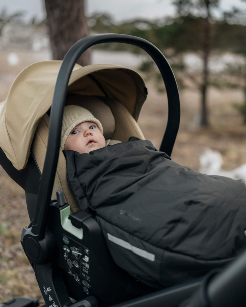 Thule Kinderwagen mit schwarzer Fußdecke - Seitenansicht