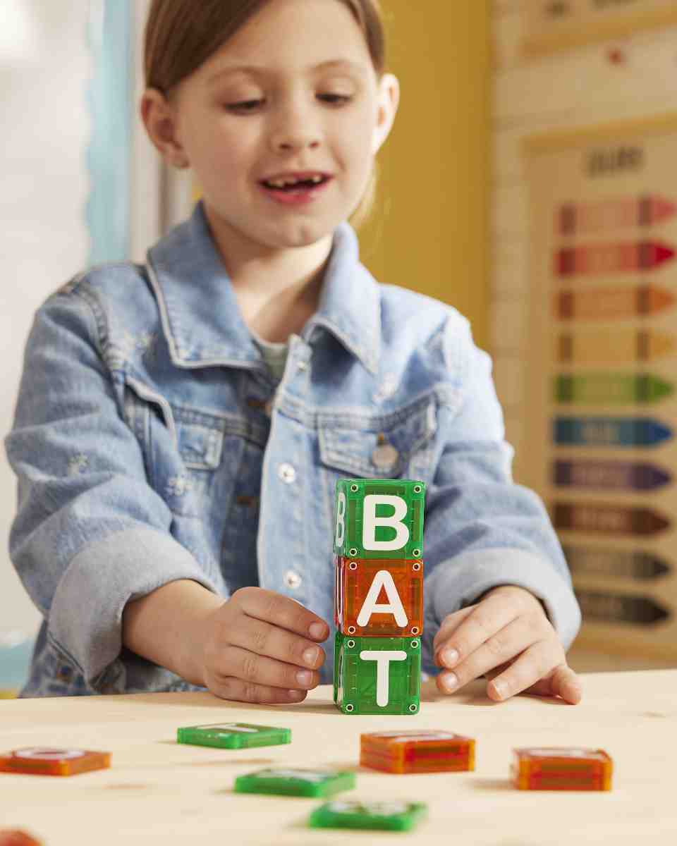 MAGNA-TILES microMAGS LEARN Buchstaben Set in Grün und Orange - Vorderansicht