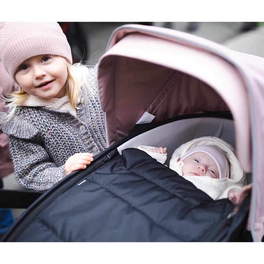 Thule Shine Kombikinderwagen in Rosa - Frontansicht mit Baby