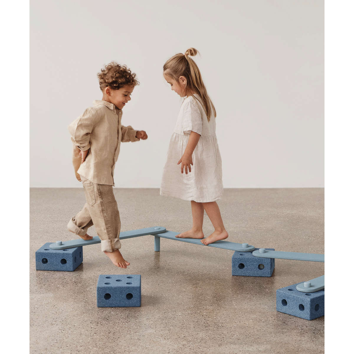 Modu Balance Track Set, 17-teilig in Blau - schräg getragen Ansicht