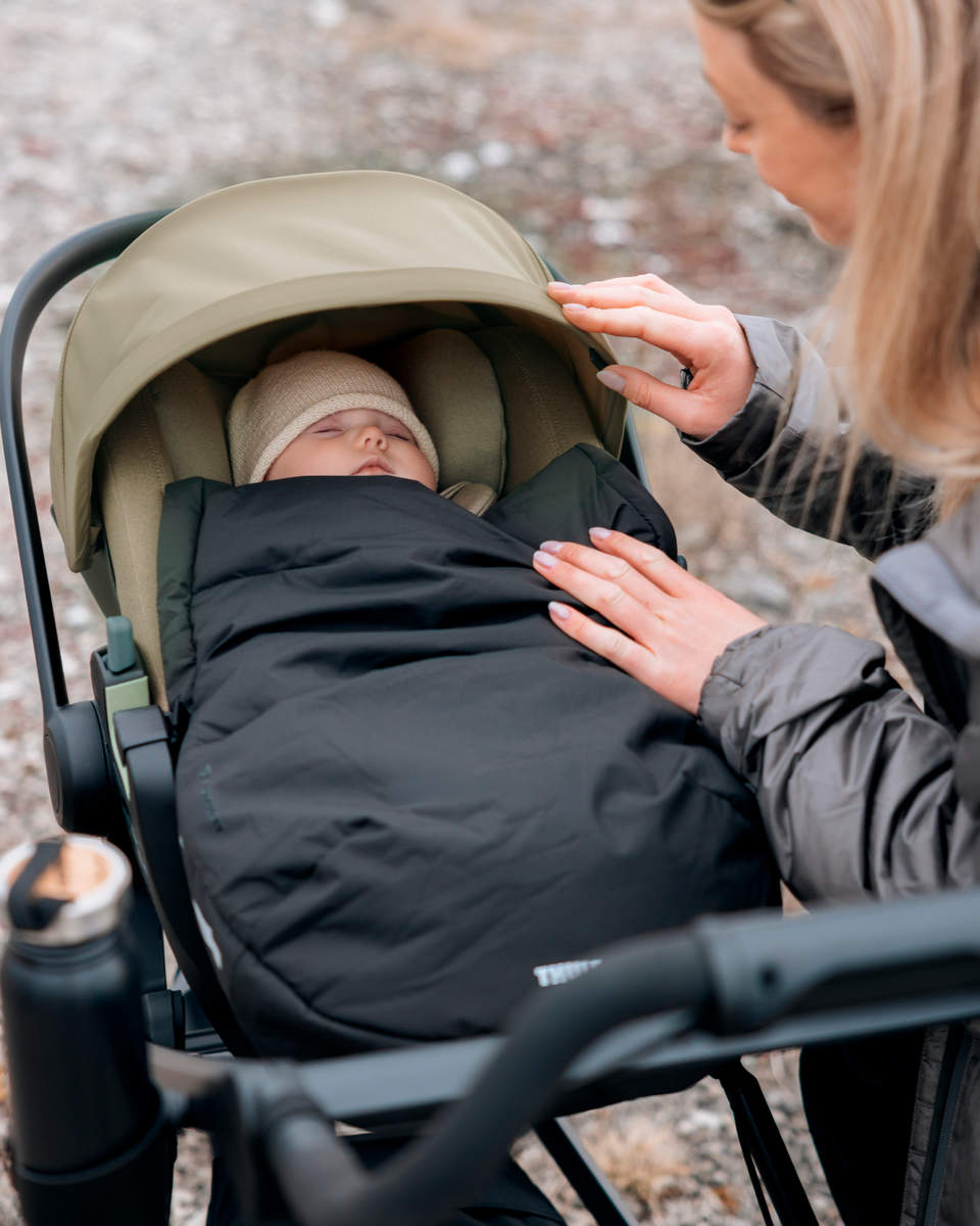 Thule Kinderwagen Fußsack in Schwarz - Frontansicht