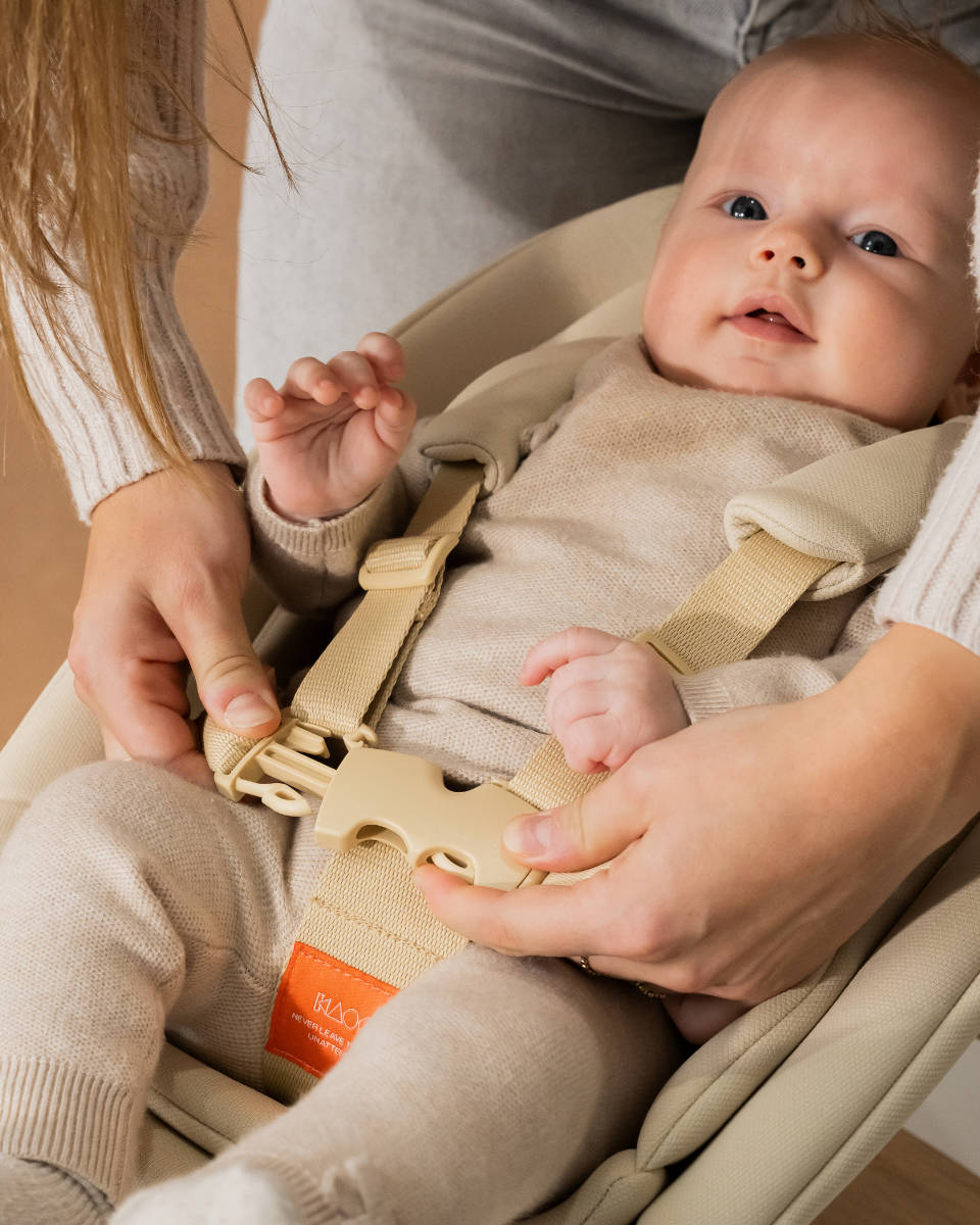 Kaos Babywippe mit beige Gurtzeug - Detailansicht