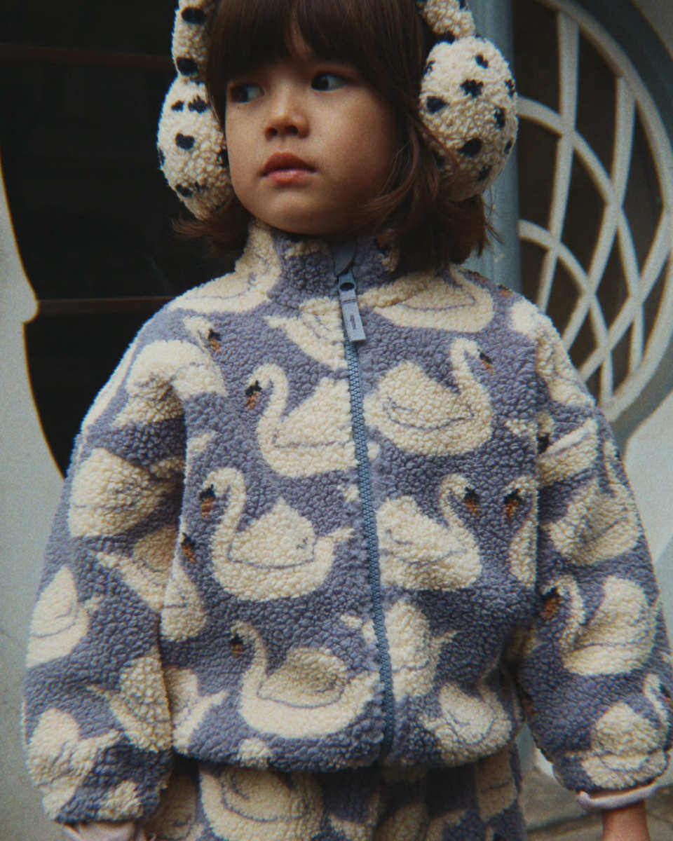 Kinderplüschjacke mit Schwanenmotiv in Grau und Beige - schräg