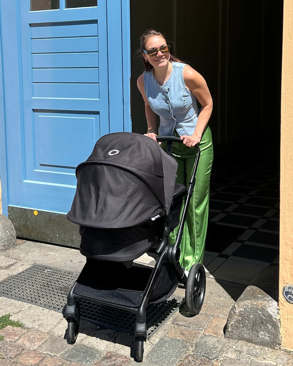 Bugaboo Cub Kombikinderwagen in Schwarz - getragen Ansicht