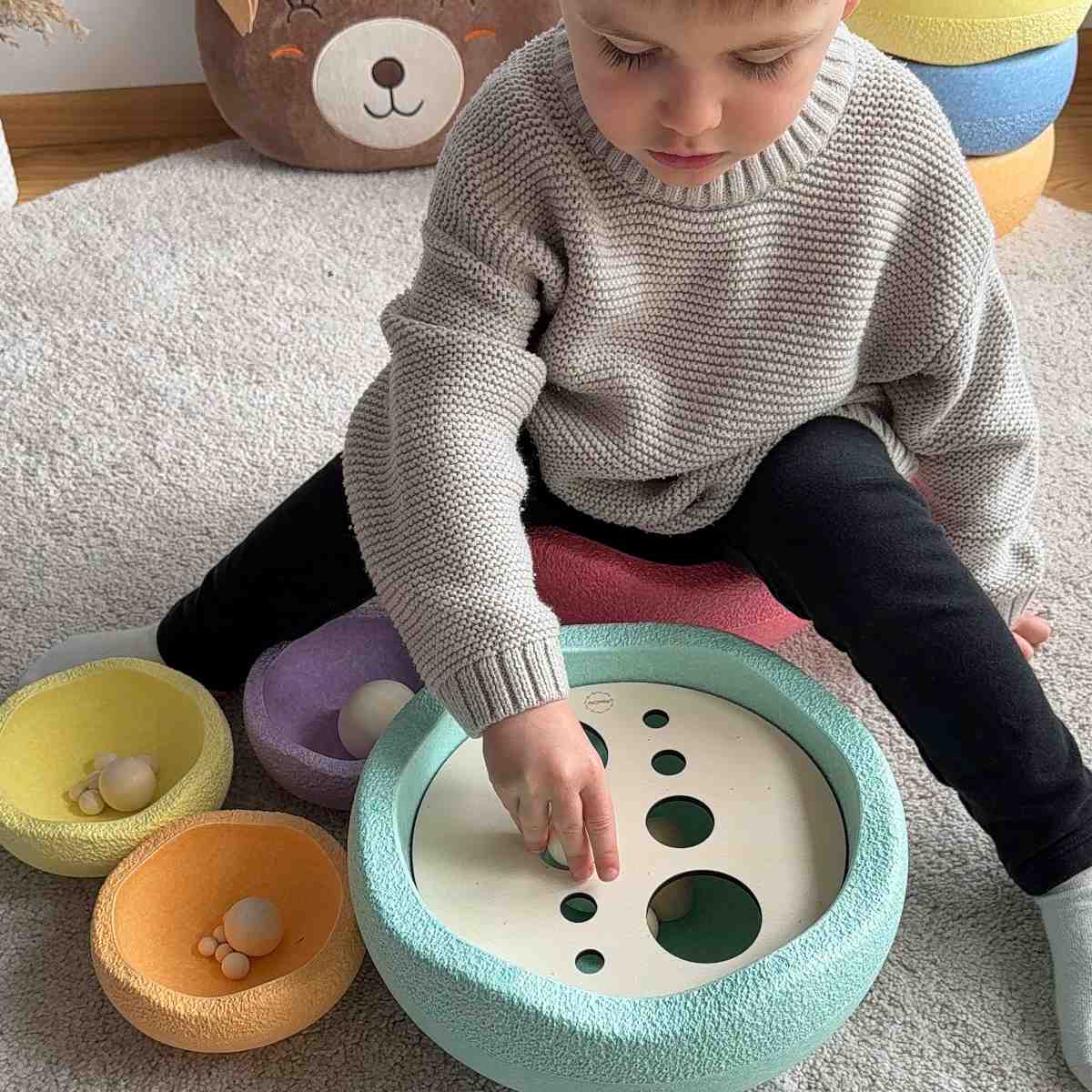 Momscrew Set Aktivitätsplatte Größenordnung + 12 Holzkugeln (10–50 mm)