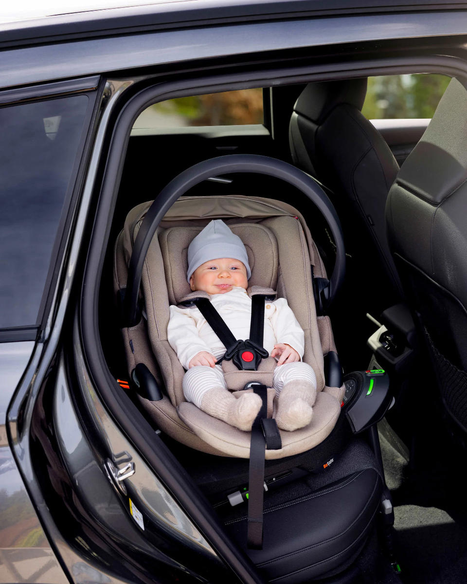 BeSafe Go Beyond2 i-Size Babyschale inkl. Beyond ISOFIX Base + Gratis Sommerbezug