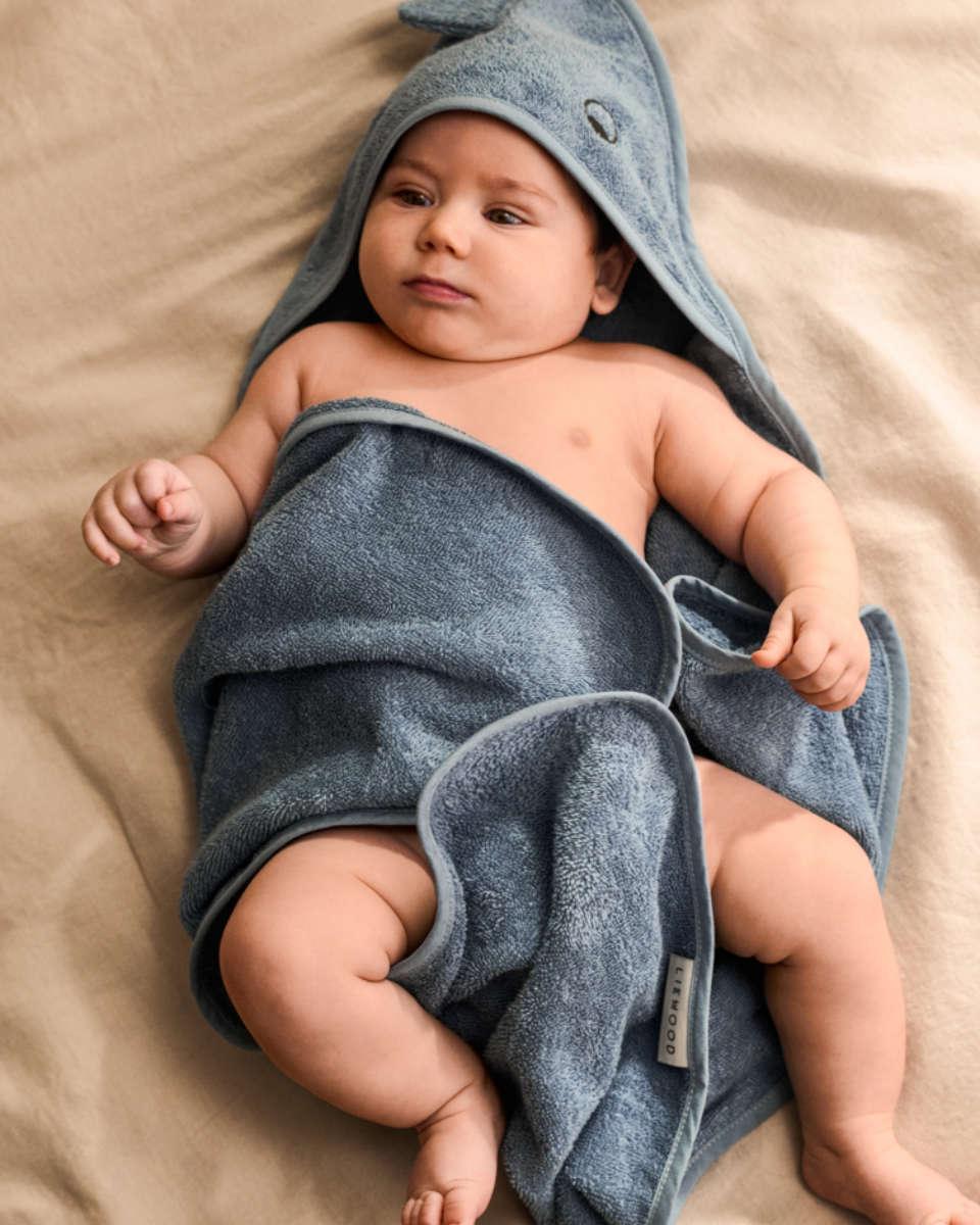 Baby im blauen Handtuch mit Kapuze - Draufsicht