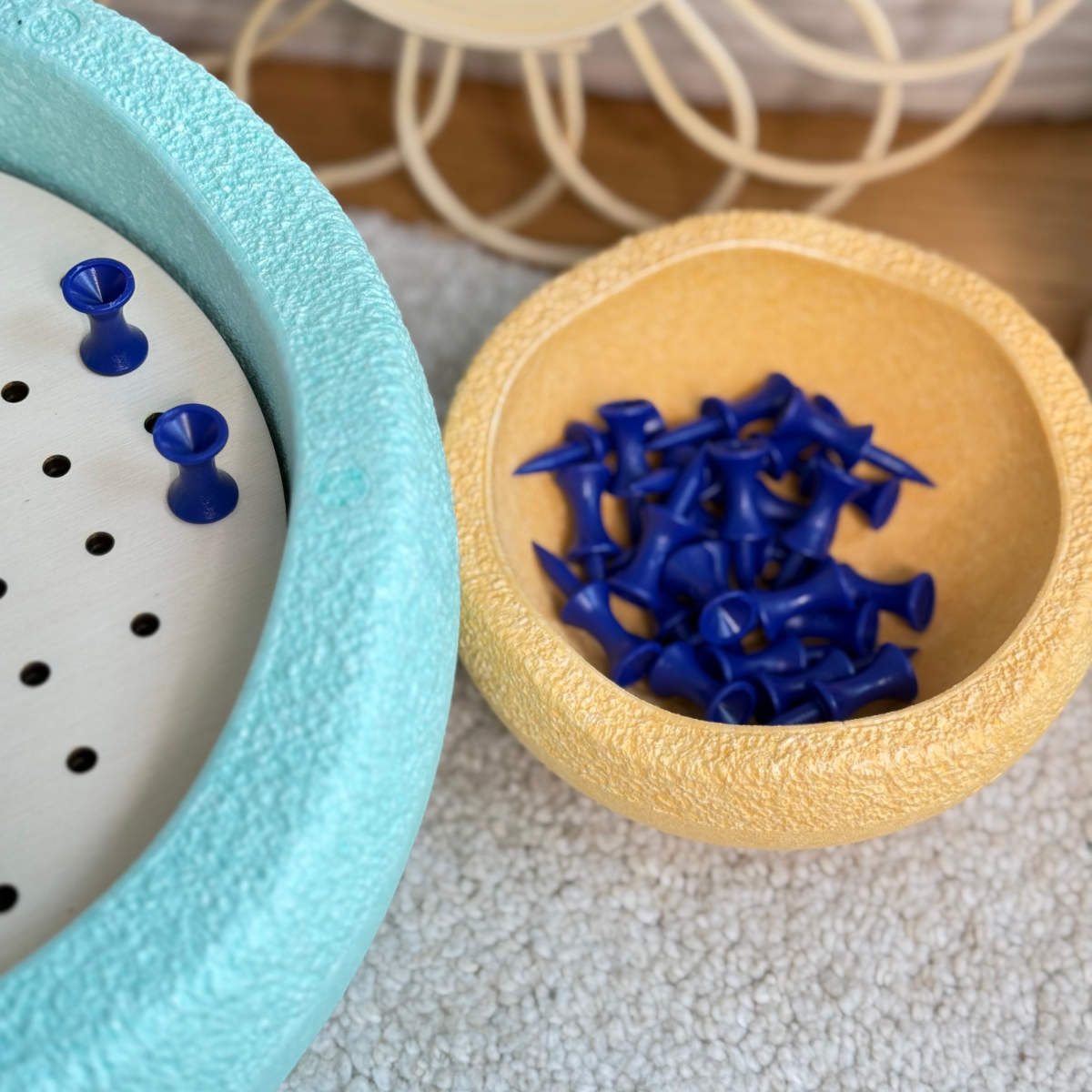 Momscrew Set Aktivitätsplatte Löcher + 80 Mosaik- & 50 Gummiringestecker