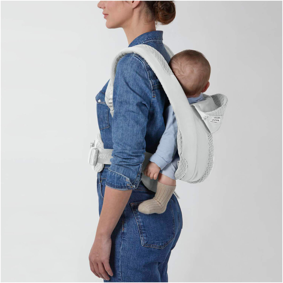 Cybex Coya Babytrage Weiß - getragen Seitenansicht