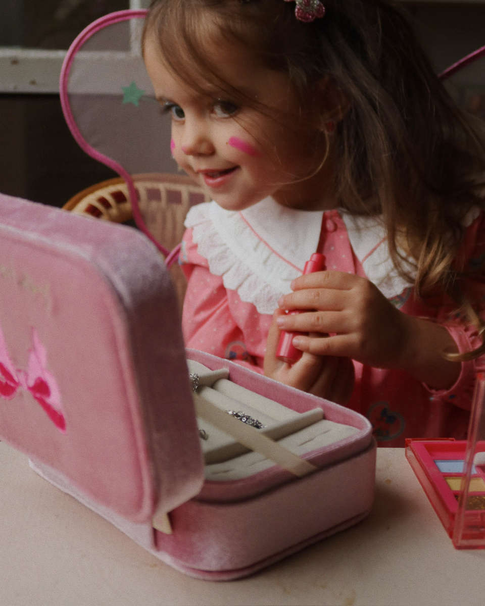 Konges Sløjd All I Wish For Schmuckset mit Schmuckbox in Rosa - schräge Ansicht