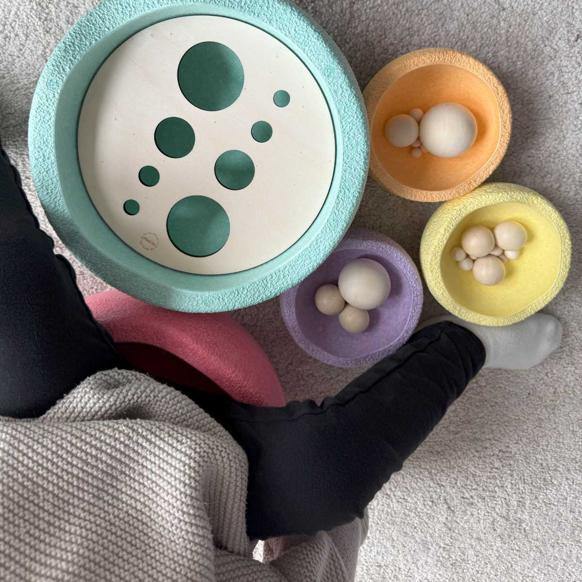 Momscrew Set Aktivitätsplatte Größenordnung + 12 Holzkugeln (10–50 mm)