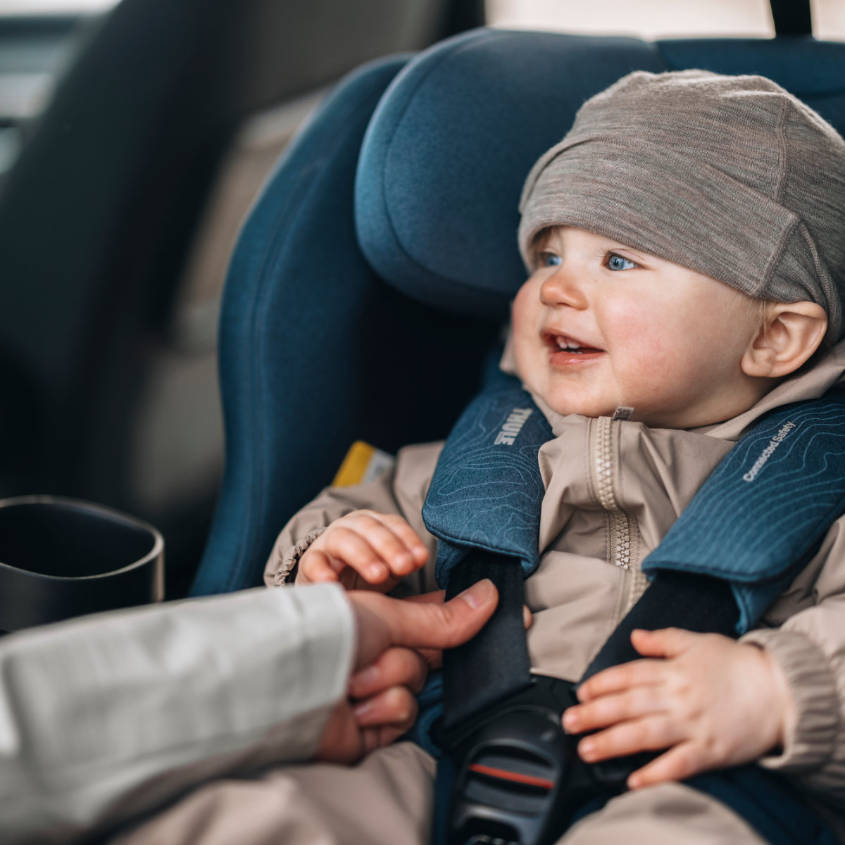 Thule Elm Connect 360 i-Size Kindersitz in Blau - Perspektive von schräg vorne