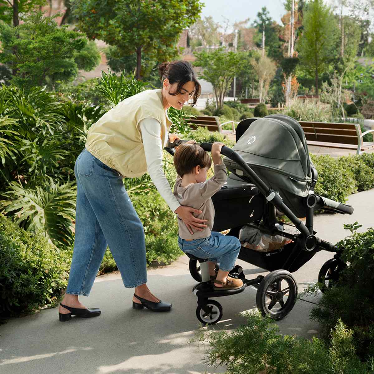 Bugaboo Komfort Mitfahrbrett+ in Schwarz - Seitenansicht